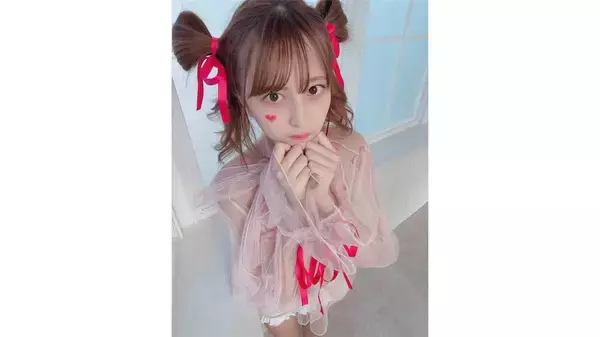 竹内星菜、「ハートの日」にシースルー衣装から生脚のぞかせた可愛すぎる"プレゼント"ショット公開