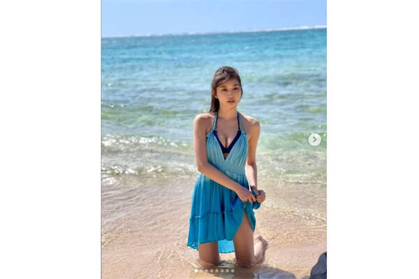 モー娘 牧野真莉愛 美谷間のぞくワンピース姿が 人魚姫みたい と話題に 21年8月18日 エキサイトニュース