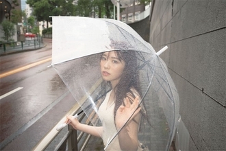 乃木坂46 渡辺みり愛の1st写真集から雨の乃木坂で撮影したエモーショナルな先行カットが解禁