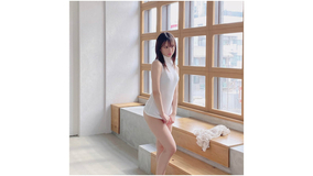 NMB48 和田海佑、ニットの裾から水着をのぞかせた美ボディショットが話題
