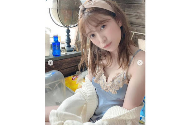 吉田朱里 なめらか肌きらめく部屋着姿で美脚 美谷間を披露 破壊的に可愛い 21年9月3日 エキサイトニュース