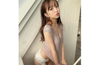 最高峰のボディパーツがちらり、竹内星菜が彼女感あふれる部屋着ショット披露