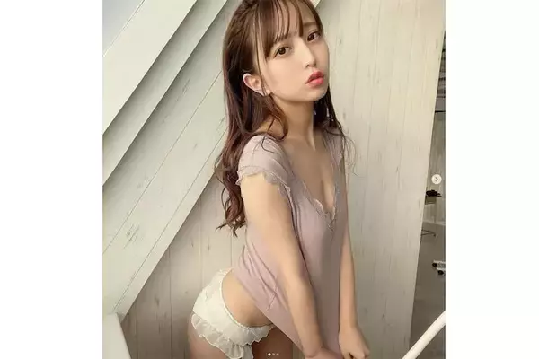 最高峰のボディパーツがちらり、竹内星菜が彼女感あふれる部屋着ショット披露