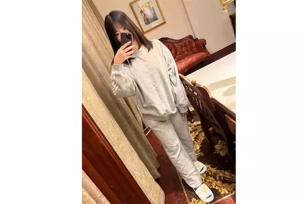 スウェットをまくり上げると…yutori、まんまるバストあらわな「中身裸」ショットが話題