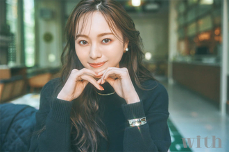 乃木坂46梅澤美波がOLに変身、大人っぽいモテメイクでヒールコーデを披露