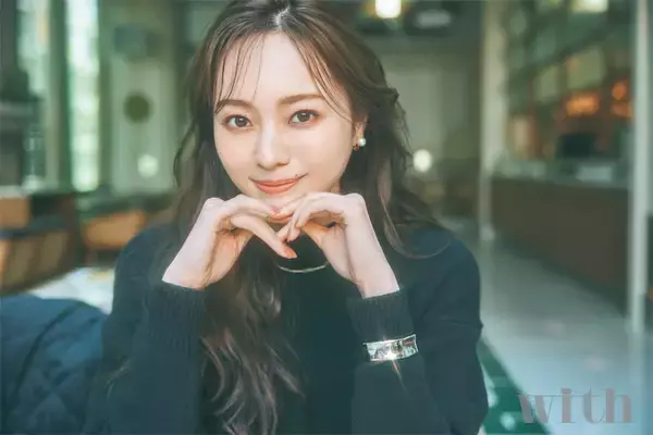 乃木坂46梅澤美波がOLに変身、大人っぽいモテメイクでヒールコーデを披露