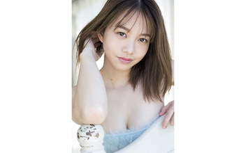 日本一かわいい女子高生・新田あゆなが『FLASH』に、透き通る白肌グラビアで魅了