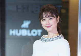 「今年のクリスマスはおうちでまったり」佐々木希 純白のドレスでイベントに登壇