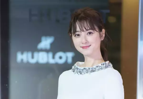 「今年のクリスマスはおうちでまったり」佐々木希 純白のドレスでイベントに登壇