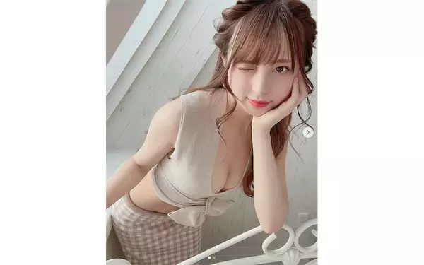 あざとさ天才級…竹内星菜、美谷間のぞかせたウィンクショットに「ハート打ち抜かれました」