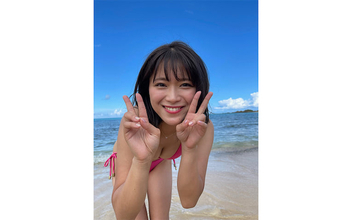 観る者全ての「心が晴れる」…元SKE48 山内鈴蘭、美谷間をのぞかせた水着ショット公開