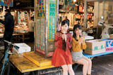 「「手をつなぐのは恥ずかしかった」HKT48堺萌香＆月足天音ペアグラビア掲載」の画像1