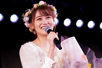 AKB48小嶋真子卒業公演を開催「みんなの笑顔が私の笑顔」