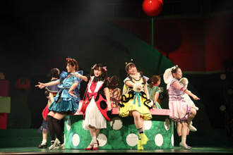 メンバーが可愛すぎる虫に！ AKB48 チーム8の単独舞台「Bee School」が開幕【写真10点】