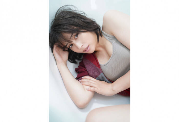 広瀬アリスが2020年カレンダーを発売 見事なプロポーションを ...