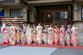 飯豊まりえ、浅川梨奈、大原優乃らエイベックス所属の美女13名が晴れ着姿で美の競演