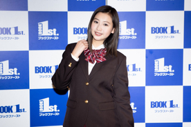 元祖”日本一かわいい女子高生”佐山彩香が10年ぶりの制服姿を披露、ラスト写真集でグラビア引退