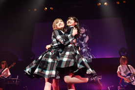 AKB48ゆうなぁ単独コンサート開催、村山彩希が岡田奈々の熱烈キスで目を覚ます