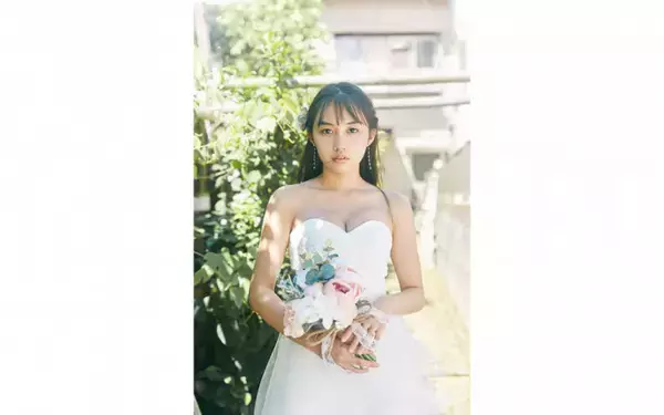「奥様は高校5年生」黒木ひかり、大人なバストと初ウェディング姿のアザーカットが公開【写真12点】