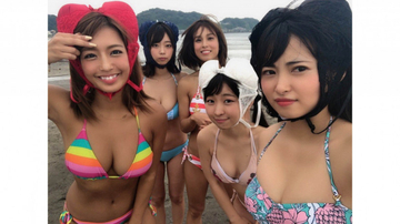 橋本梨菜、青山ひかる、犬童美乃梨ら「ブラジャーかぶってた」衝撃の思い出写真にファン爆笑