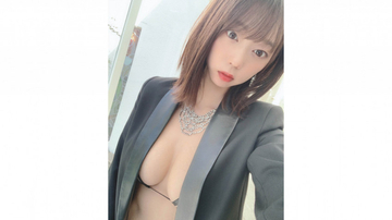 「どっちが好きですか？」青山ひかる、爽やか黒髪とセクシーな茶髪の水着写真に悩むファン続出