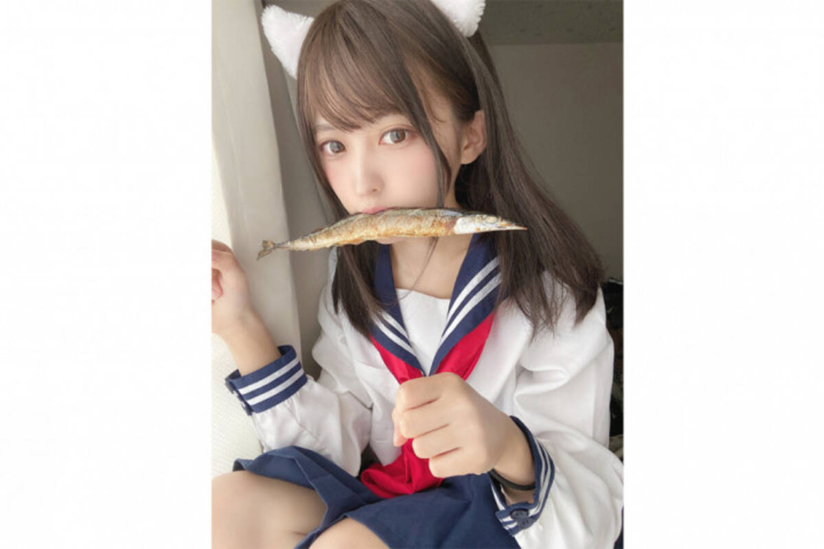 猫田あしゅ セーラー服 猫耳で魚をくわえたコミカルなショットが 凄いインパクト と話題に 年9月25日 エキサイトニュース