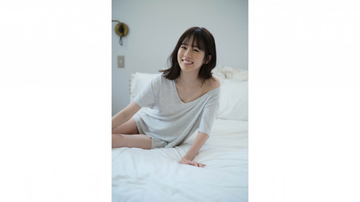 『幸せ！ボンビーガール』川口葵、透明感あふれる笑顔と素肌を披露したグラビアショット公開