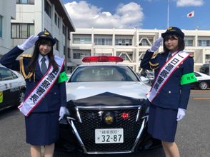 制服姿で「敬礼！」SKE48北野瑠華＆太田彩夏が一日警察署長に、パトカーで犯罪防止を訴える