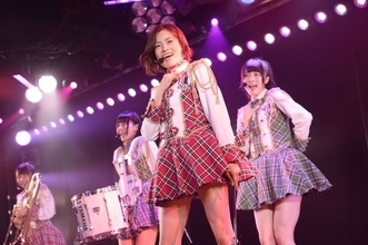 大人AKB48の"まりり"が女子高生の制服姿に挑戦！