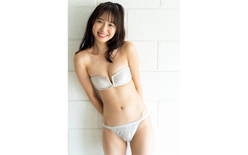 現役女性大生タレントの志田音々が『週プレ』に登場、純白ピュアビキニで輝く美肌を披露
