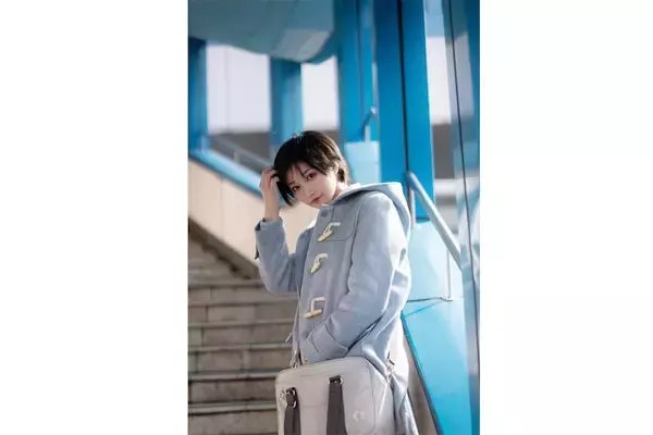 「中国人モデル・シェンインイン、水色のダッフルコートを着た制服姿に絶賛の声「正に美少女」」の画像