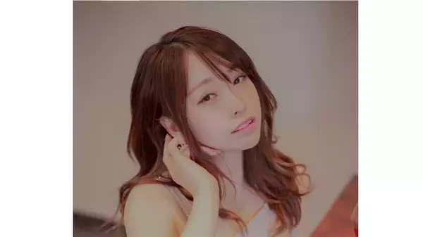 椎名煌、美バスト＆むっちりボディ際立つセクシーすぎる"お姉さん"グラビア披露