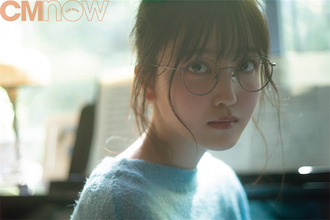 乃木坂46の久保史緒里が『CMNOW』表紙に初登場、メガネ姿や貴重なおでこ出しショットを披露