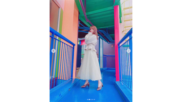 乃木坂46 松村沙友理、 カラフル背景で撮影した"映え"ファッション披露