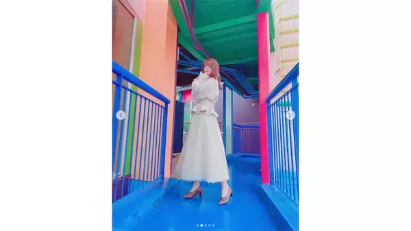 「乃木坂46 松村沙友理、 カラフル背景で撮影した"映え"ファッション披露」の画像