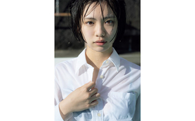 日本一制服が似合う18歳・竹内詩乃が制服でプールに…水滴したたる渾身のグラビアを披露