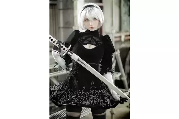 あまつまりな、『ニーアオートマタ』4周年に美ヒップあらわなコスプレ 
