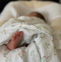 「こんな可愛い足を見せてくれたらニヤニヤしちゃう」29歳TBSアナ、我が子の小さな足に癒される