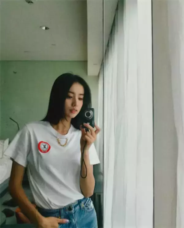 Koki, ルイ・ヴィトンTシャツ×ジーパン姿のスタイリッシュな自撮りショット公開