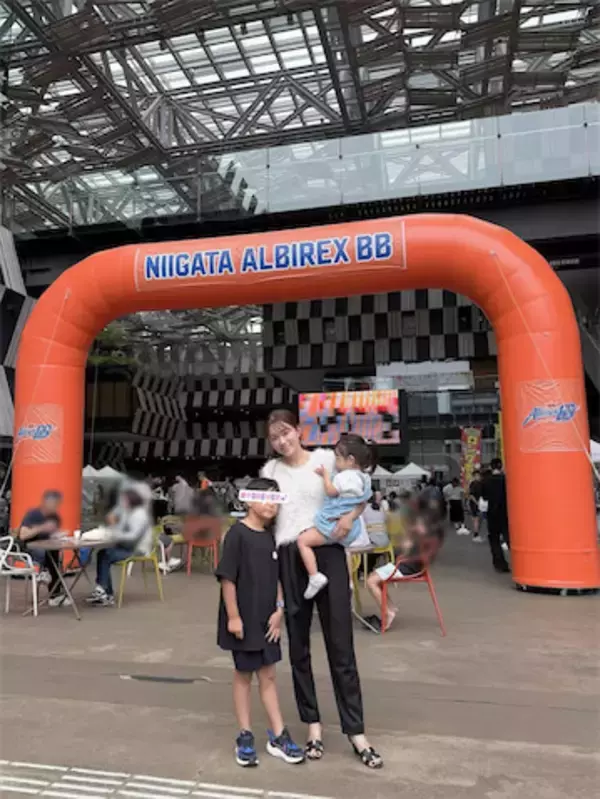 夫はプロバスケ選手、42歳元フジアナが親子で試合観戦「パパの背中見て育ってね！」