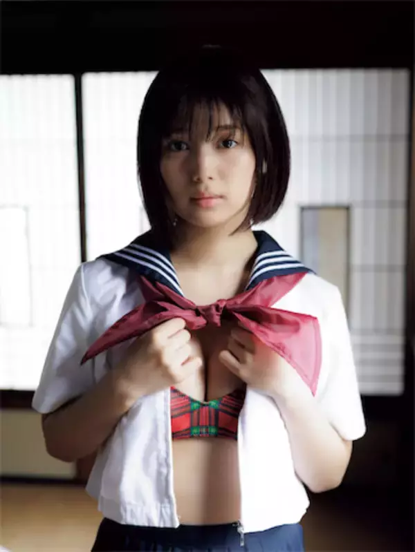 北野瑠華が写真家・青山裕企「スクールガール・コンプレックス」と完全コラボ、制服グラビアで新境地