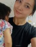 「4児の母・加藤夏希、次女を抱っこした親子ショット公開「夏希ママきれい」」の画像1