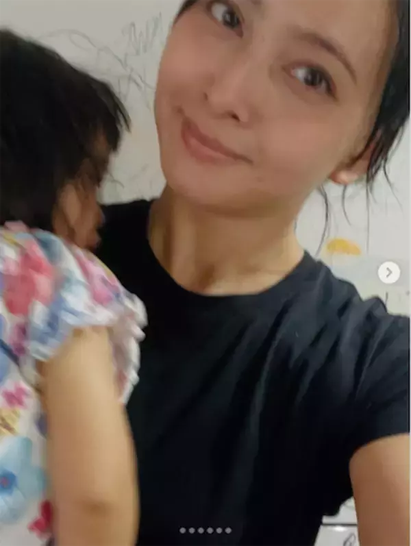 4児の母・加藤夏希、次女を抱っこした親子ショット公開「夏希ママきれい」