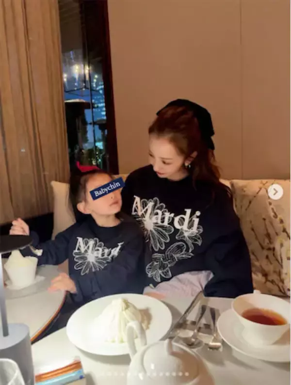 板野友美、愛娘と”おそろスウェット”披露「親子コーデおしゃれすぎます」「どっちも可愛い」