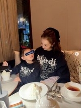 板野友美、愛娘と”おそろスウェット”披露「親子コーデおしゃれすぎます」「どっちも可愛い」