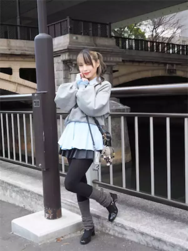 44歳現役アイドル、ミニスカ×ルーズソックス姿が話題「20代に見える」「44歳には絶対見えない」