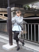 44歳現役アイドル、ミニスカ×ルーズソックス姿が話題「20代に見える」「44歳には絶対見えない」