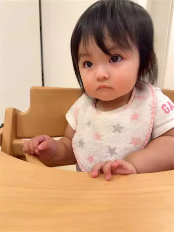 川崎希、次女・グーちゃんの前髪を自宅でカット「パタパタしちゃって切るの大変」