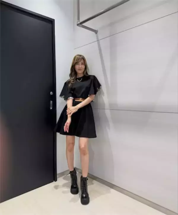 工藤静香、ミニスカ美脚の『バナナサンド』オフショットに反響「終始大爆笑でした」