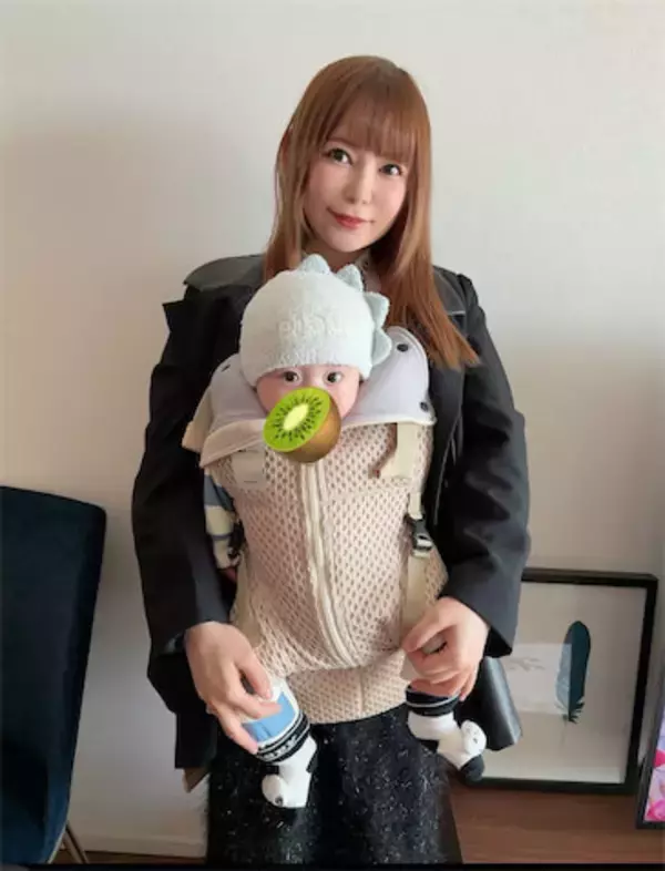 中川翔子が双子長男の‟おすわり”ショット公開、「目をあけたまま寝る」弟くんの姿も